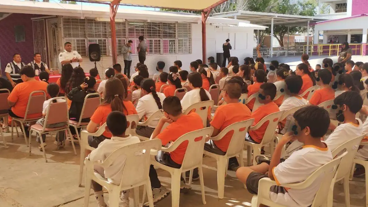 Oficiales del Departamento de Prevención del Delito siguen con la campaña en planteles escolares, contra varios delitos, entre ellos El ciberbullying